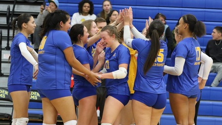 Volleyball Beats DCTC to Conclude Season
